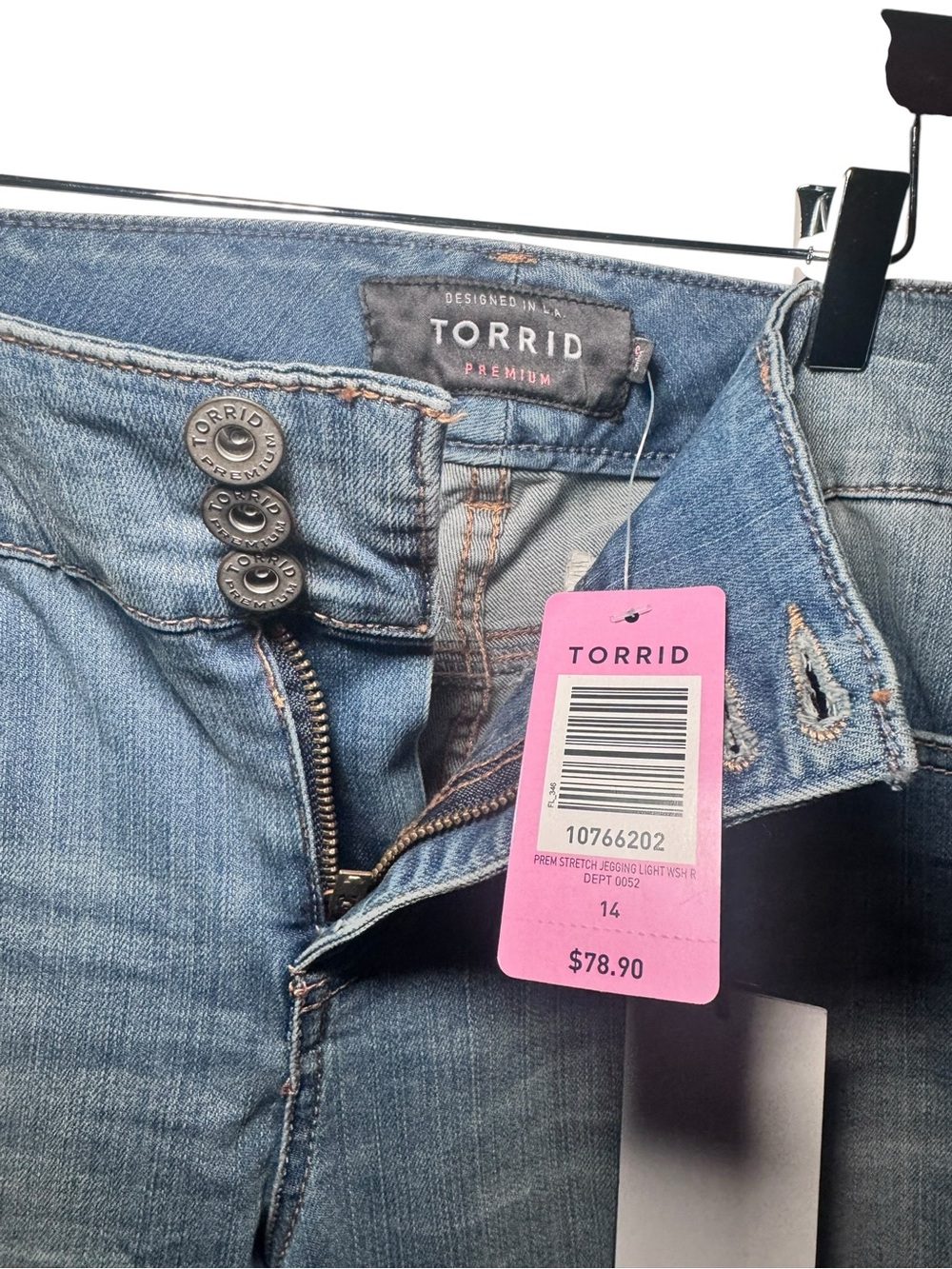 NWT TORRID SIZE 14R WOMENS PREMIUM JEGGING LIGHT WASH DISTRESSED SKINNY JEANS - Picture 3 of 14